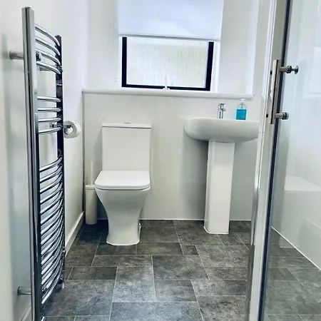 Modern 2 Bedroom Apartment With Free Parking Glasgow Exterior photo