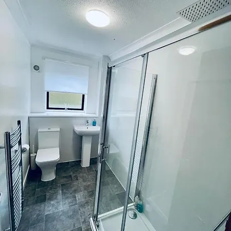 Modern 2 Bedroom Apartment With Free Parking Glasgow Exterior photo