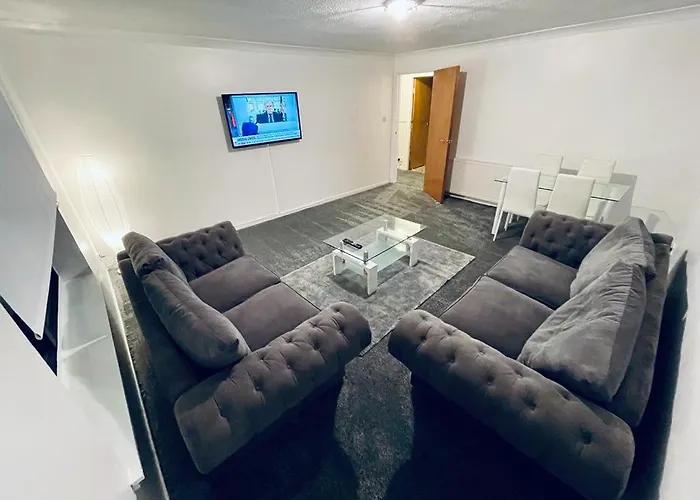 Modern 2 Bedroom Apartment With Free Parking