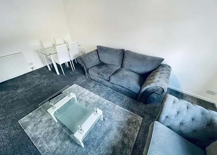 Modern 2 Bedroom Apartment With Free Parking